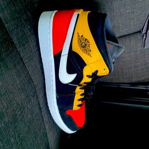 Jordan 1 Mid Se Amarillo